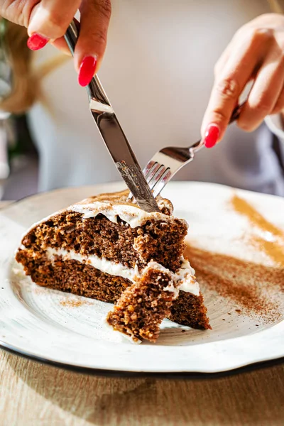 カフェでニンジンケーキを食べる女性 — ストック写真