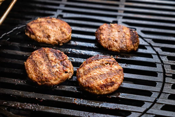 Szef Kuchni Making Grillowane Kotlety Hamburgery — Zdjęcie stockowe