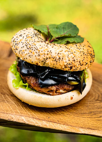 Sığır Pirzama Siyah Peynir Ile Hamburger — Stok fotoğraf