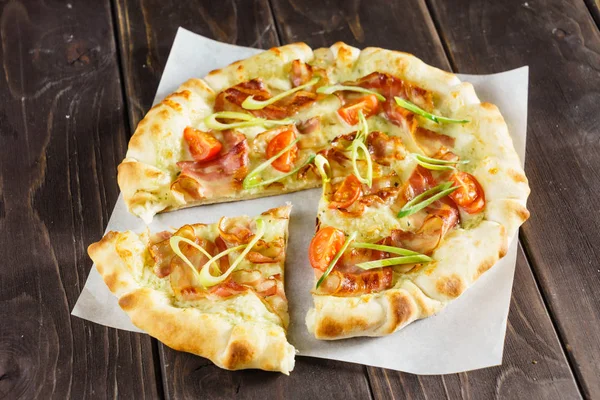 Välsmakande Pizza Trä Bakgrund — Stockfoto