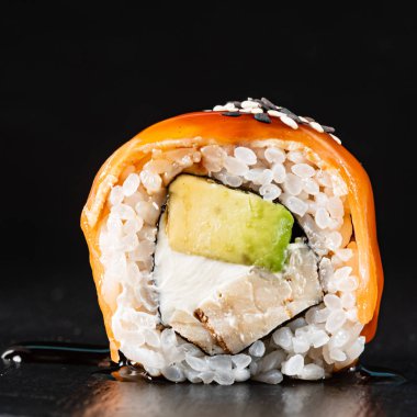 Siyah arka planda suşi.