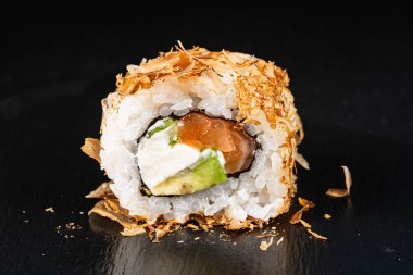 Siyah arka planda suşi.