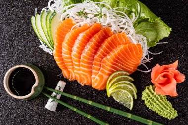 siyah arka plan üzerinde sashimi