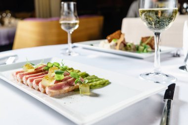 Ton balığı ve taze bezelye.