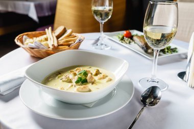 Restoranda balık çorbası.