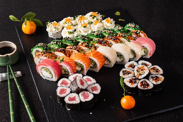 Sushi Czarnym Tle — Zdjęcie stockowe