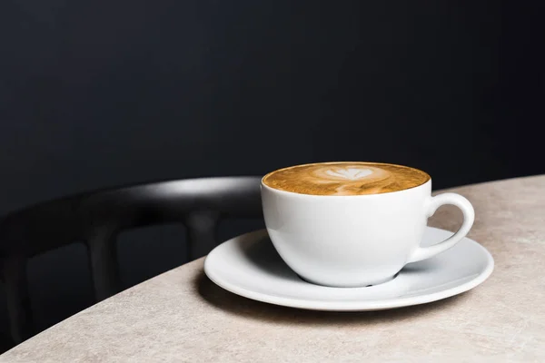 Tasse Cappuccino Auf Dem Tisch — Stockfoto