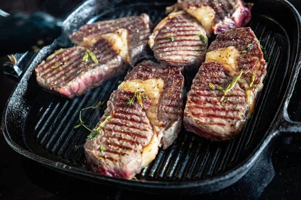 Steaks Grillés Sur Poêle — Photo