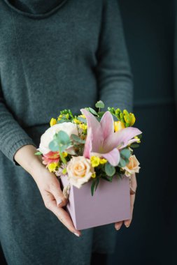 kadın elinde güzel buket 