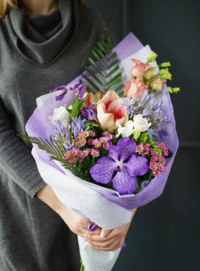 kadın elinde güzel buket 