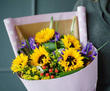 kadın elinde güzel buket 