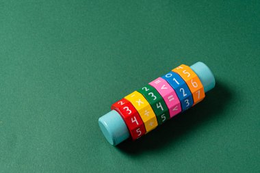 yeşil arka plan üzerinde matematik aracı