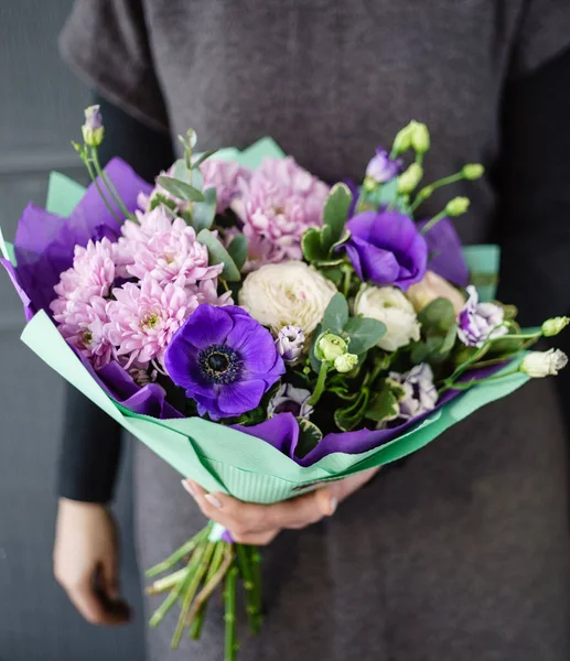 Woman Holding Nice Bouquet Flowers — Stock Photo, Image