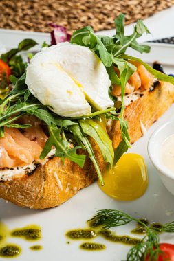 Tuzlu somonlu sandviç ve haşlanmış yumurta.