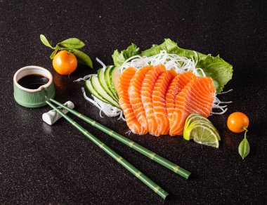 sashimi siyah arka plan üzerine yakın çekim