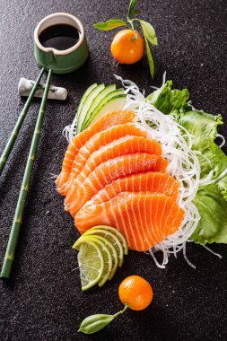 sashimi siyah arka plan üzerine yakın çekim