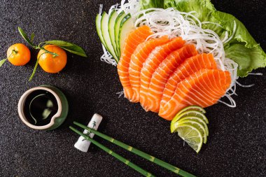 sashimi siyah arka plan üzerine yakın çekim