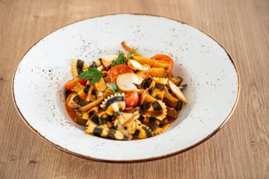 sebze ve chanterelles ile makarna