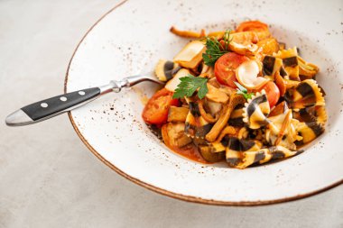 sebze ve chanterelles ile makarna