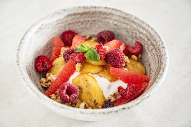 muz ve ahududu ile granola, yakın