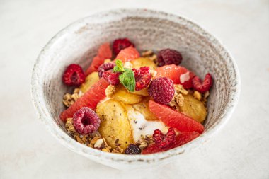 muz ve ahududu ile granola