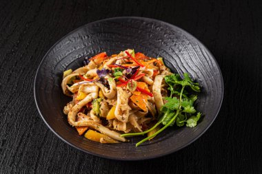 siyah arka planda deniz ürünleri çanak