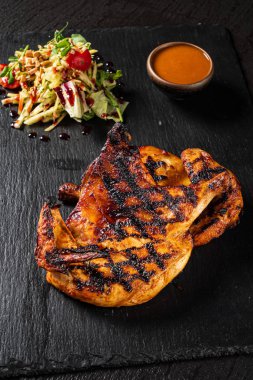 salata ve sos ile ızgara tavuk