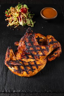 salata ve sos ile ızgara tavuk