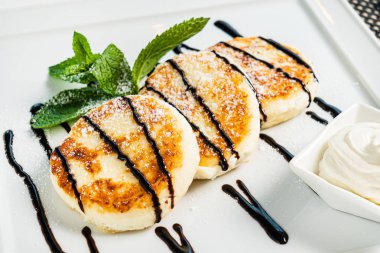 Krem peynirli krep ve ekşi krema.