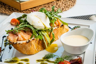 Tuzlu somonlu sandviç ve haşlanmış yumurta.