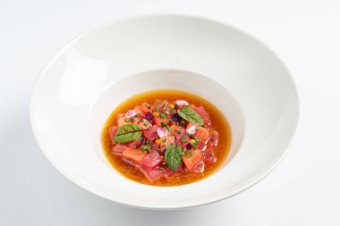 beyaz tabakta pancar çorbası