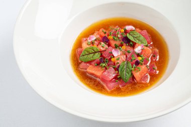 beyaz tabakta pancar çorbası