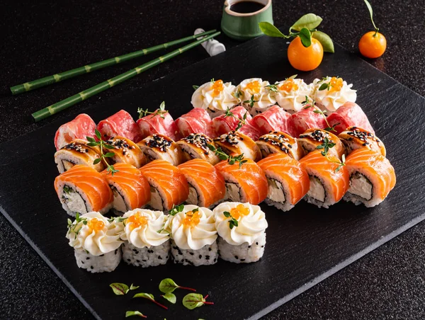 Sushi Conjunto Fondo Negro Cerca —  Fotos de Stock
