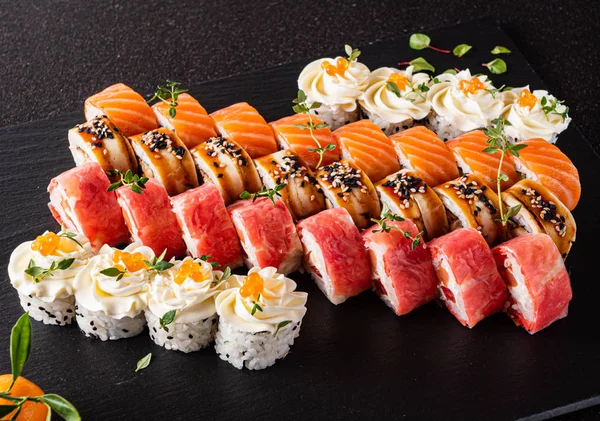 Sushi Conjunto Fondo Negro Cerca —  Fotos de Stock