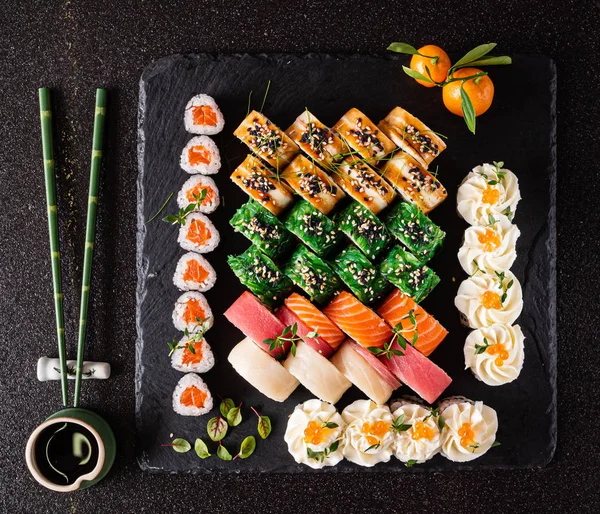 Sushi Sullo Sfondo Nero Primo Piano — Foto Stock