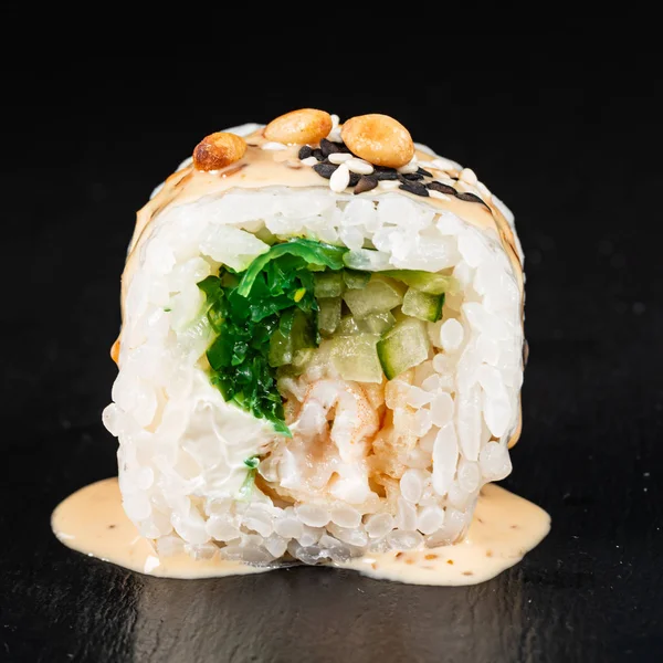 Sushi Černém Pozadí Zblízka — Stock fotografie