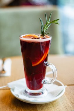 portakallı ve otlu şarap.