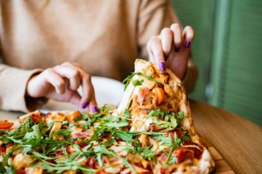 pizzacı lezzetli pizza, yakın