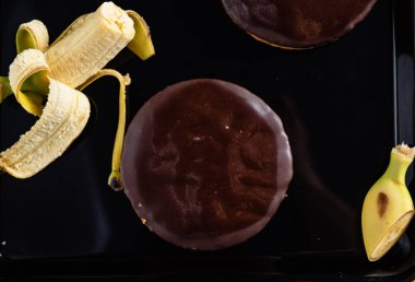 siyah arka planda lezzetli muz kek