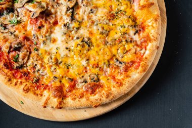 Pizza siyah arka plan üzerinde Kapat