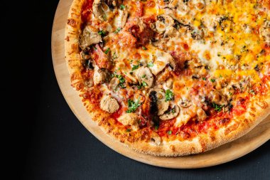 Pizza siyah arka plan üzerinde Kapat
