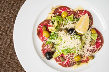 parmesan ve limon ile sığır carpaccio