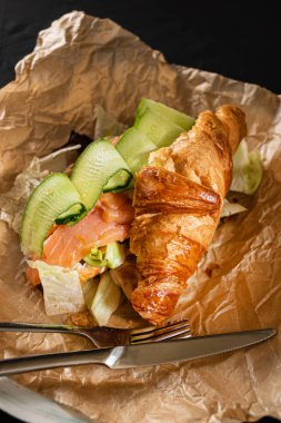 Tuzlu somon ve salatalıklı kruvasan.