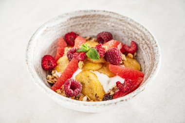 muz ve ahududu ile granola, yakın