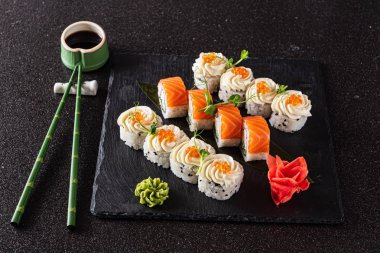 suşi siyah arka plan üzerine yakın çekim