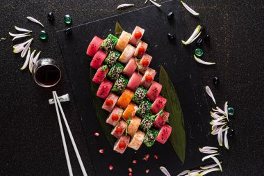 suşi siyah arka plan üzerine yakın çekim