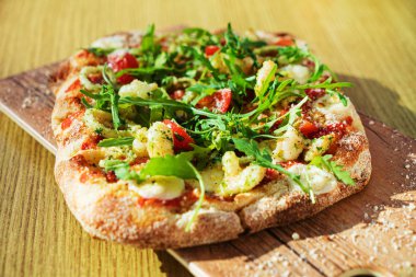 kalamar ve arugula ile taze pizza