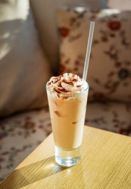 Ahşap Masada Buzlu Kahve