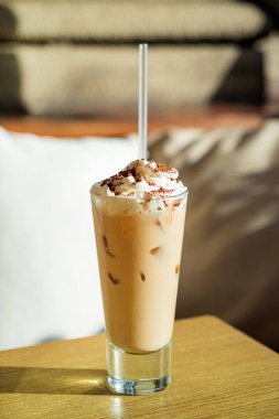 Ahşap Masada Buzlu Kahve