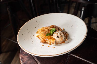 elma ve dondurma ile strudel